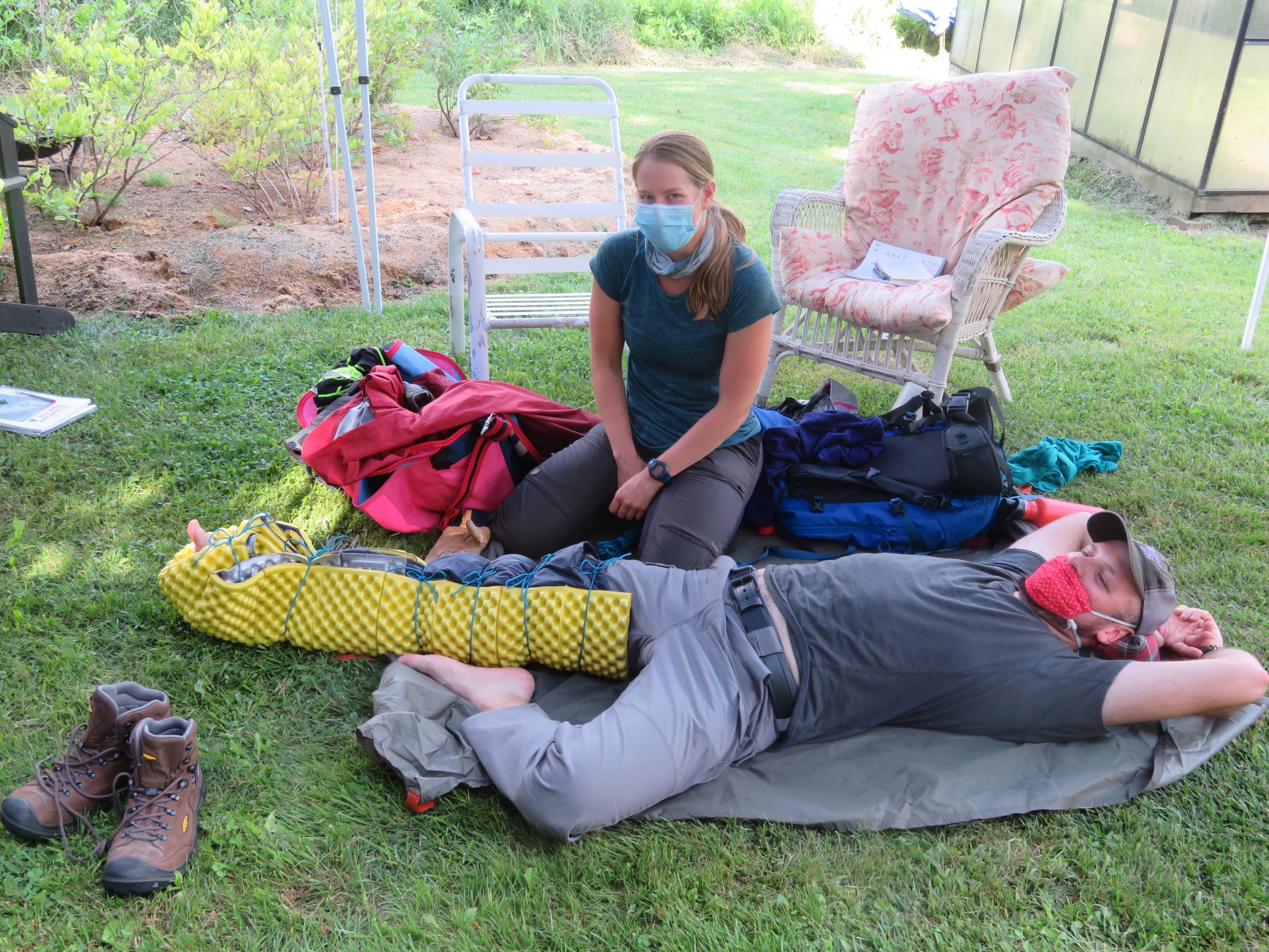 A Train NEK WFA student makes a bomber leg splint WHILE wearing a mask!